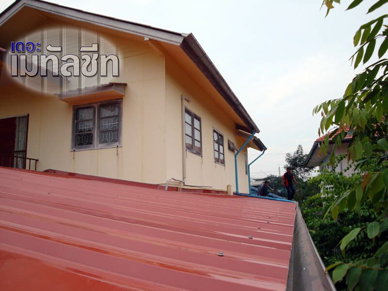 ช่างกำลังต่อเติมเปลี่ยนหลังคาเมทัลชีทสีแดงอิฐ บ้านพักอาศัย