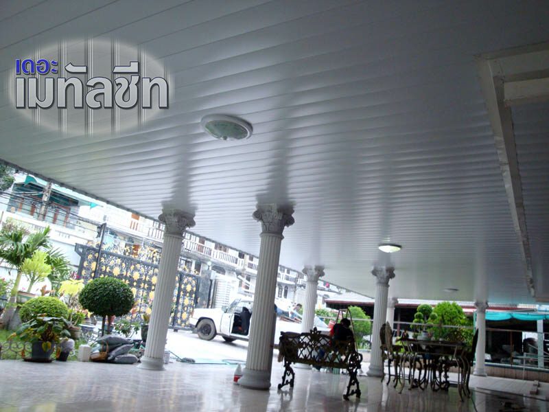 กันสาดผืนใหญ่บ้านหรู ฝ้าใต้กันสาดเก็บงานเรียบเนี้ยบ