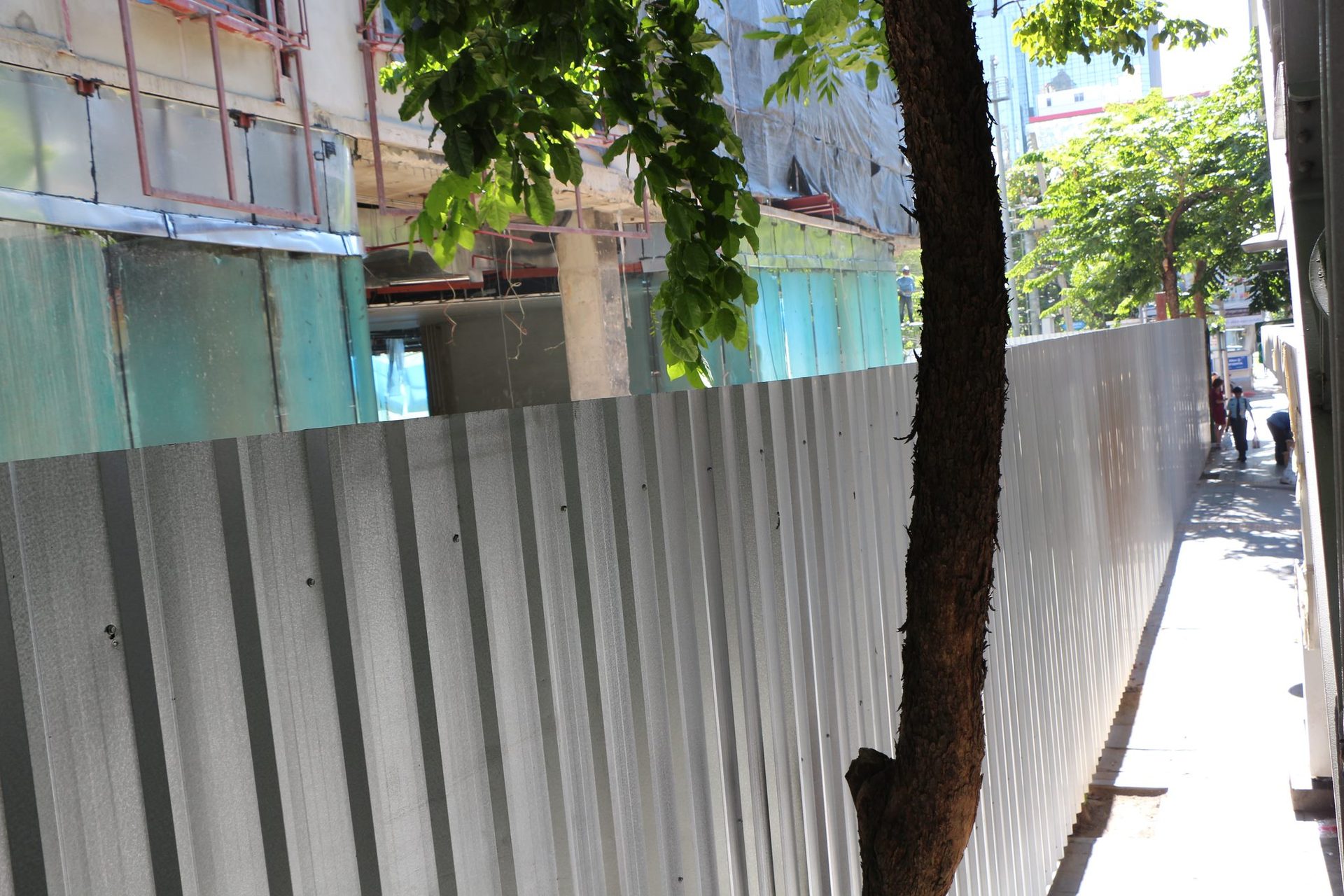รั้วผนังเมทัลชีทสีขาวเรียบยาว