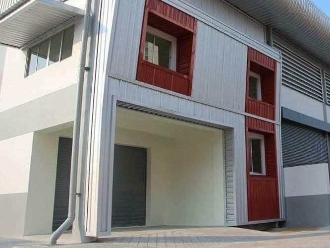 三层白色住宅 · 带车棚